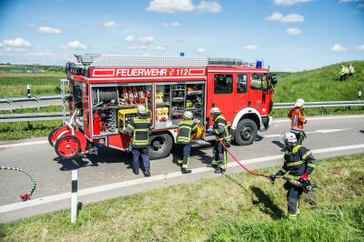 Neuhausen: Mitfahrerin verstorben! Schwerer Verkehrsunfall mit Fahrzeugueberschlag auf der A8 und drei Schwerverletzten 